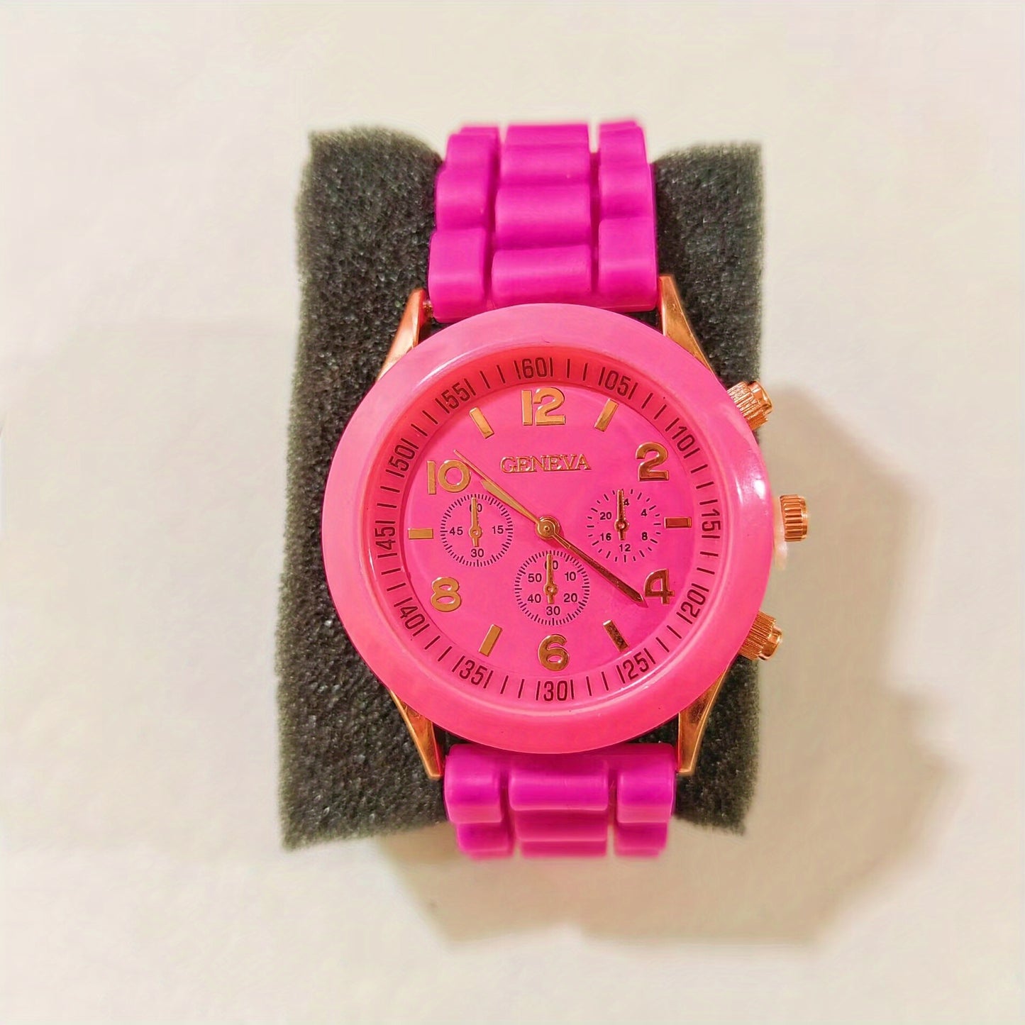 Fashion-Forward Round Pointer Quartz Watch - Accurate Triple Dial, Water-Resistant, Durable Silicone Strap - Perfect Sports Wristwatch for Active Men & Women - An Ideal Gift Choice