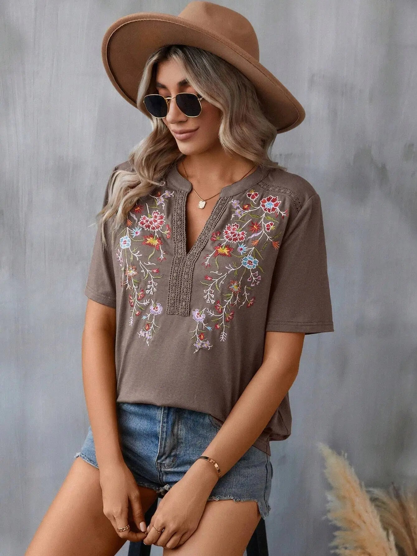 Ladies' Retro Casual Chic Embroidered Women's Shirt With Lace And Lace Stitching, V-neck Loose And Comfortable Top, Women's T